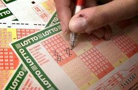 Sweden Lotto player chooses his winning lottery numbers.