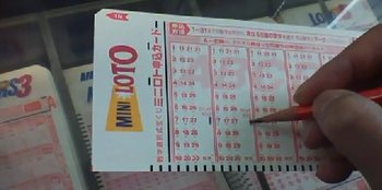 Choosing lucky numbers while playing Japan Loto 6 game